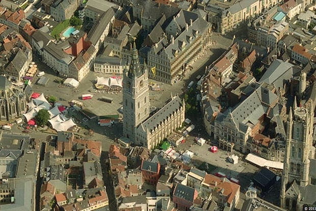 Un beffroi tout de cloches vêtu