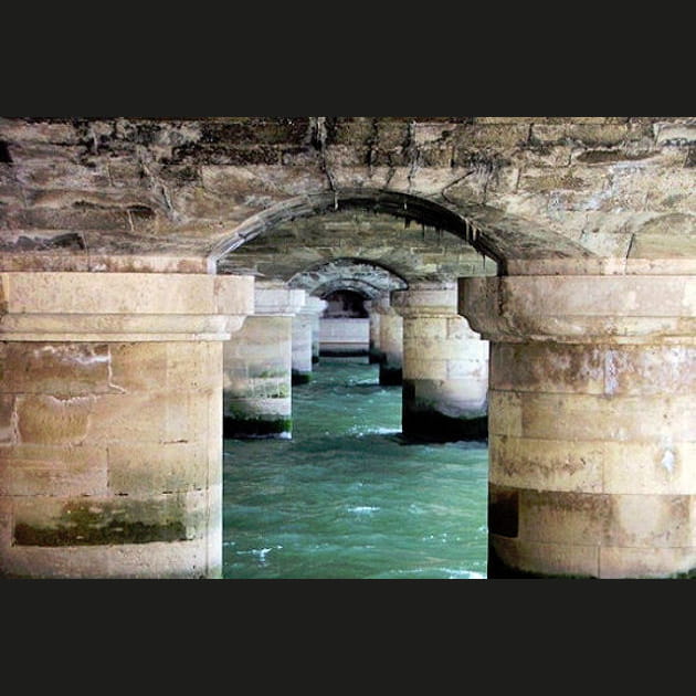 Sous le pont de la Concorde