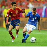 jesus navas et emanuele giaccherini à la lutte lors d'italie-espagne.