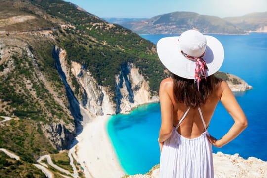Moins ch&egrave;re que Santorin et presque sans touristes, cette destination a l'une des plus belles plages du monde