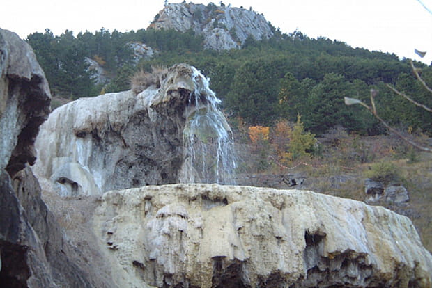 La fontaine pétrifiante de Réotier