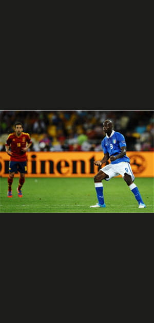 Mario Balotelli s'amuse avec des fl&eacute;chettes