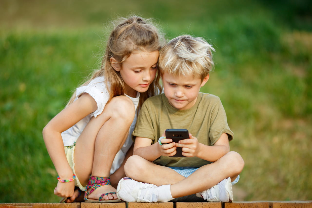 Un nouveau délit pour sanctionner les parents qui laissent leur enfant utiliser leur téléphone sans limite ? Une lourde peine envisagée