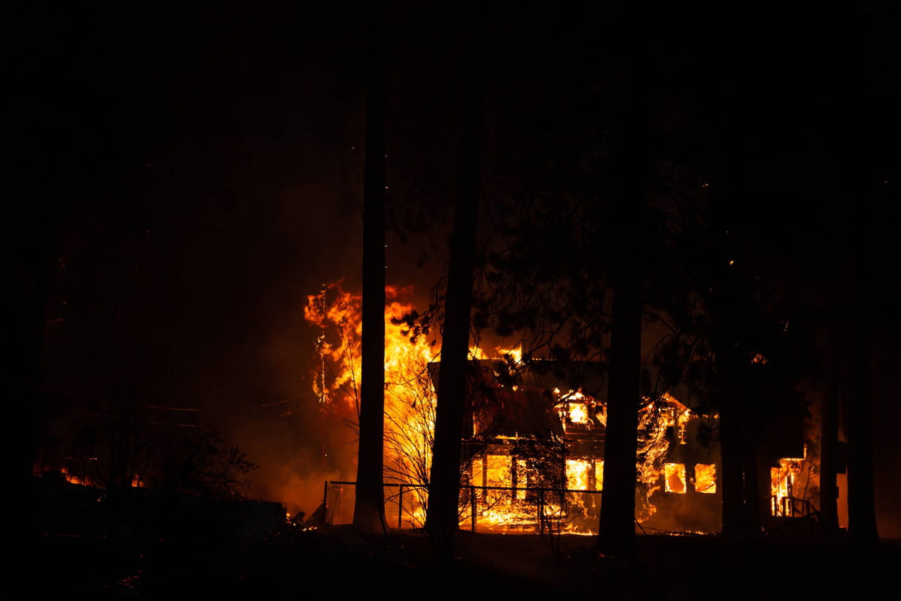 Pyromane en Charente-Maritime : il met le feu à sa propre maison pour 