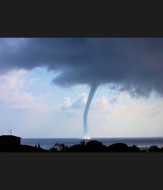 Tornade au dessus des mers