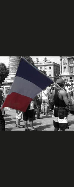 Marseillaise siffl&eacute;e&nbsp;: fallait-il interrompre le match&nbsp;?