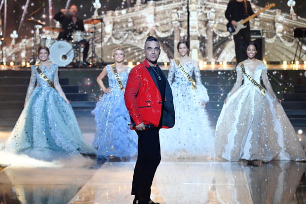 Robbie Williams chante pour les finalistes