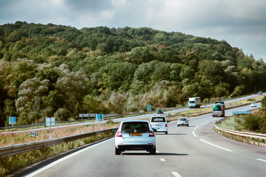 Conduite &agrave; l'am&eacute;ricaine&nbsp;: quelle est cette nouvelle tendance dangereuse qui d&eacute;ferle sur les routes&nbsp;?