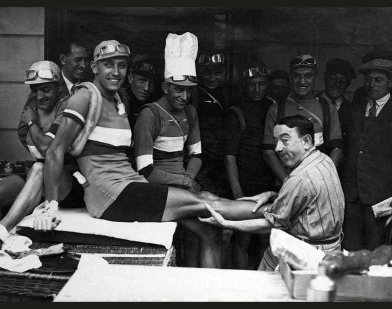 Moment de d&eacute;tente pour P&eacute;lissier sur le Tour 1930