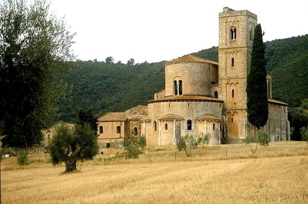 Une abbaye perdue dans les collines