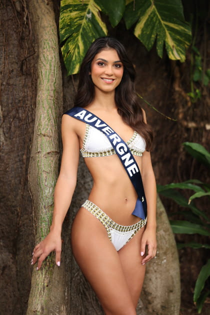 Miss Auvergne ose les motifs sur ce superbe bikini blanc