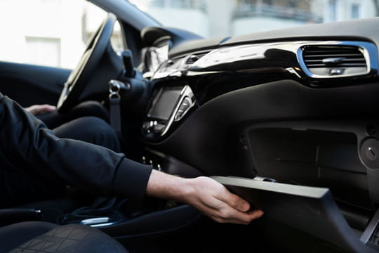 Pourquoi faut-il toujours laisser la boîte à gants ouverte quand on gare sa voiture
