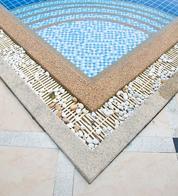 Faire attention au bord de la piscine