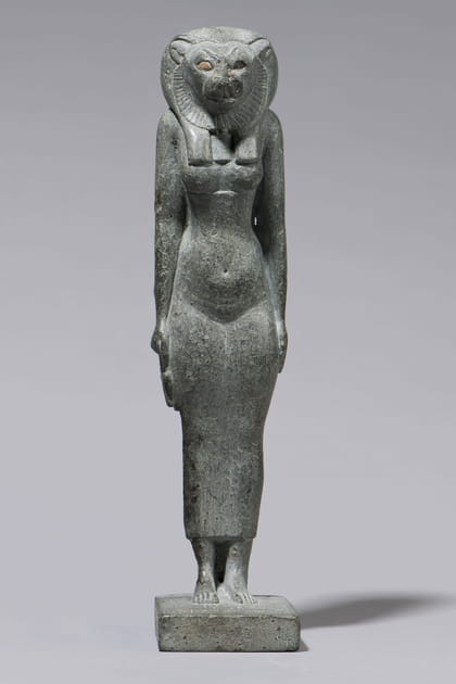 Statuette de la d&eacute;esse Bastet au nom du roi Pi&acirc;nkhy et de la reine Kenesat
