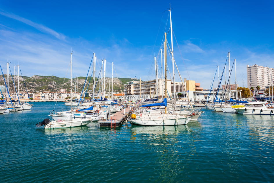 Le port tr&egrave;s actif de Toulon