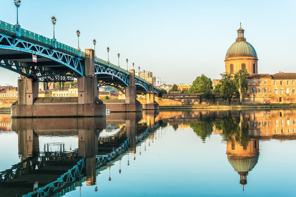 Toulouse, berc&eacute;e par la Garonne