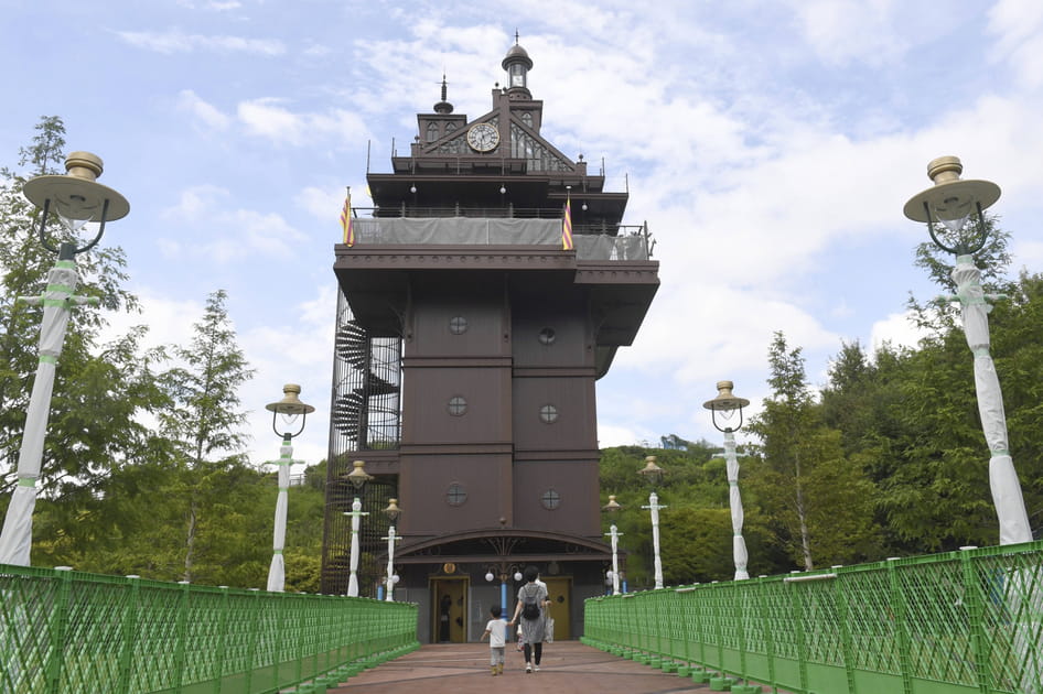 La tour d'ascenseur &agrave; l'entr&eacute;e du parc