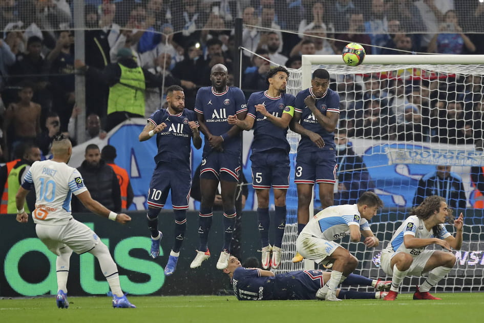 Le coup franc de Payet s'envole