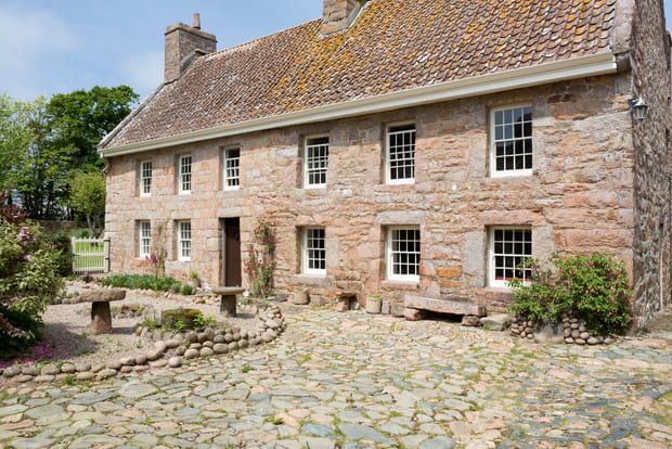 Observez de près les constructions en pierres