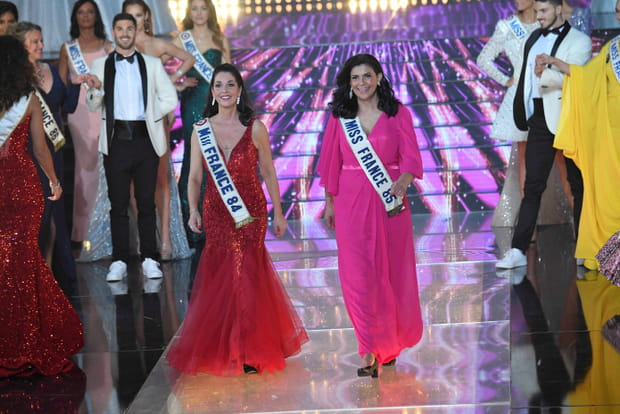 Les anciennes Miss défilent