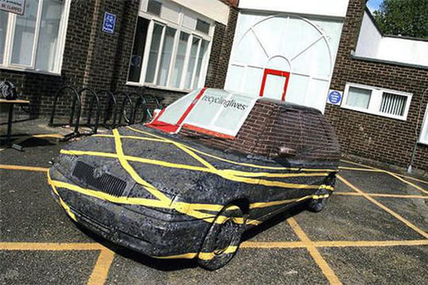Une voiture camouflée en place de parking