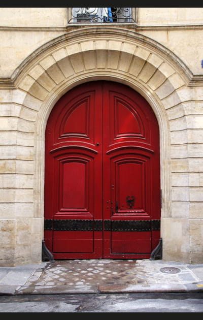 Derri&egrave;re une porte coch&egrave;re
