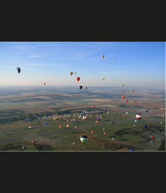 Nu&eacute;e de ballons dans le ciel de la Lorraine