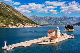 Cette baie a &eacute;t&eacute; &eacute;lue l'eau la plus bleue d'Europe, d&eacute;p&ecirc;chez-vous d'y aller avant qu'elle ne soit envahie par la foule