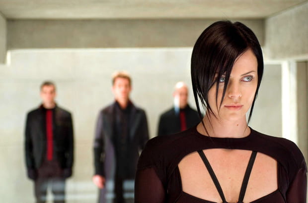 Charlize Theron casse-cou sur Aeon Flux