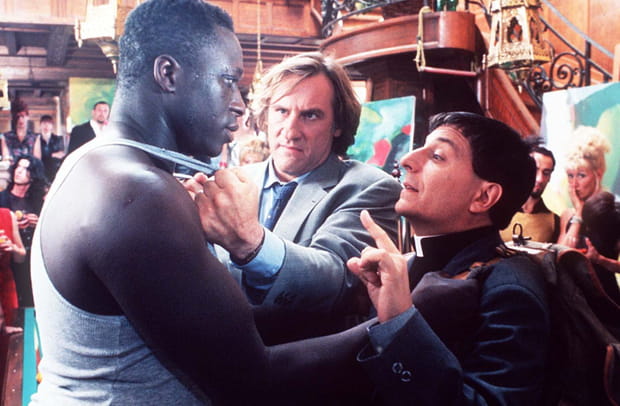 En curé dans Les Anges gardiens