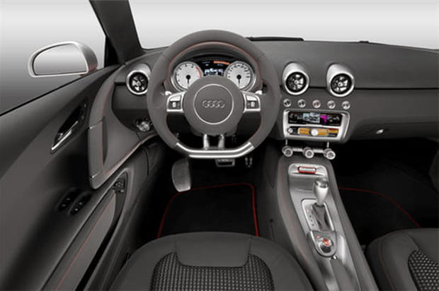 Tableau de bord au design sportif