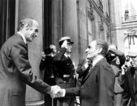 À droite sur la photo : Shah d'Iran par son maître du protocole Aslan Afshar