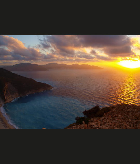 Le soleil tombe &agrave; l'eau