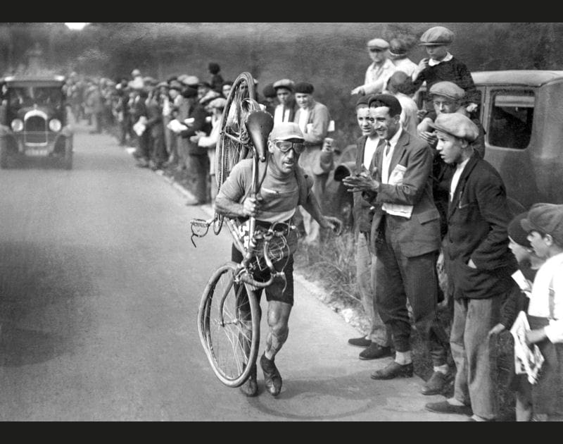 Avec le v&eacute;lo sur le dos