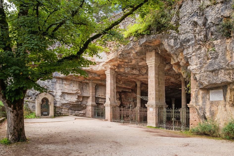 La chapelle Saint-Michel de Rocamadour, semi-enterr&eacute;e dans la roche