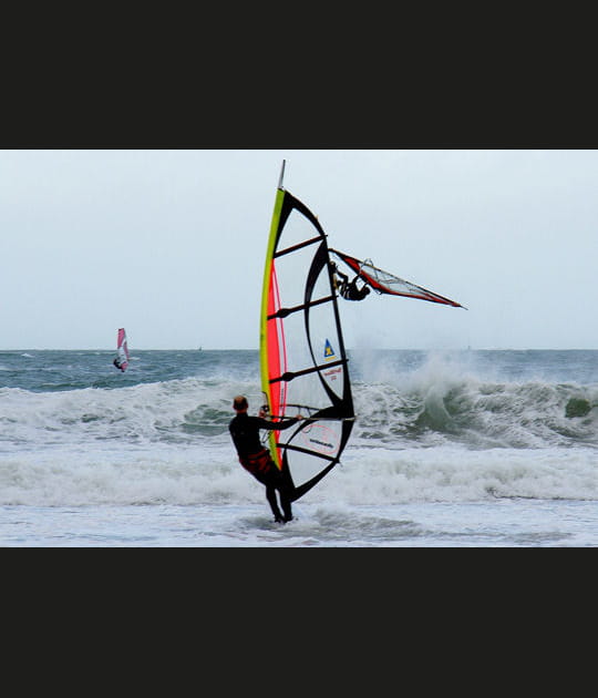 Une planche sur une planche &agrave; voile