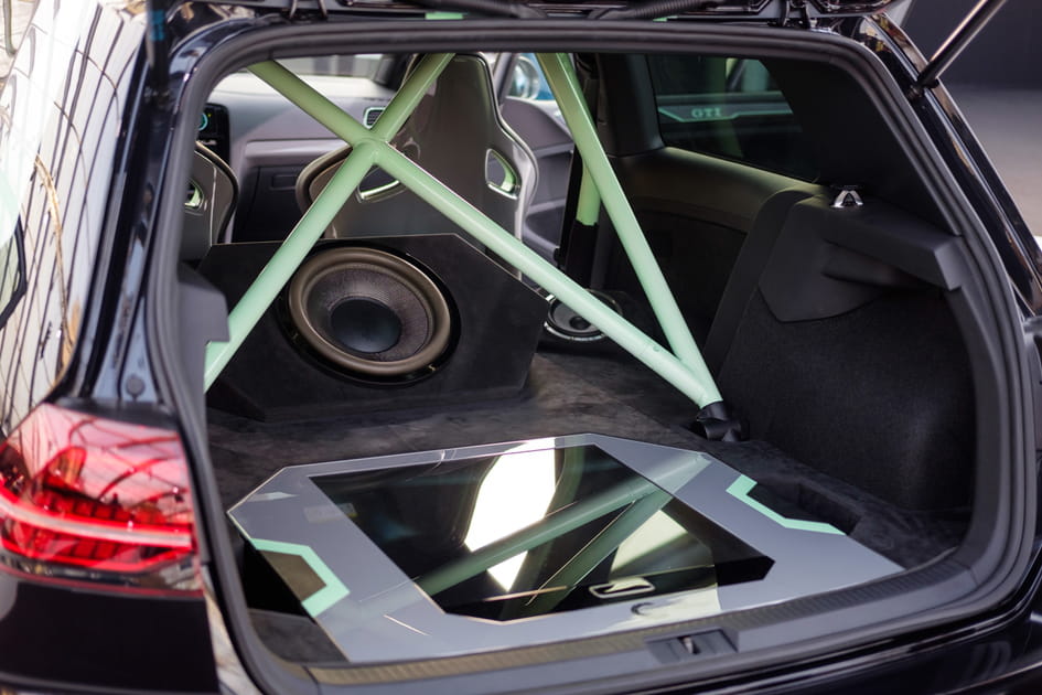 Un syst&egrave;me audio holographique dans le coffre de la Golf GTI Aurora