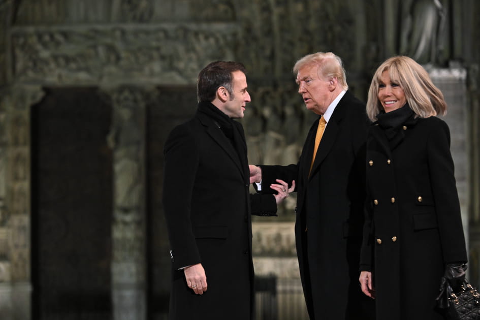 Trump accueilli sur le parvis