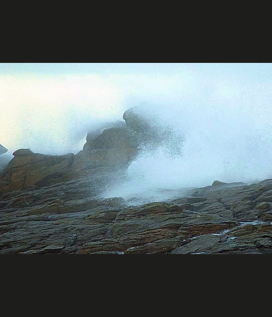 Les vagues fa&ccedil;onnent les rochers