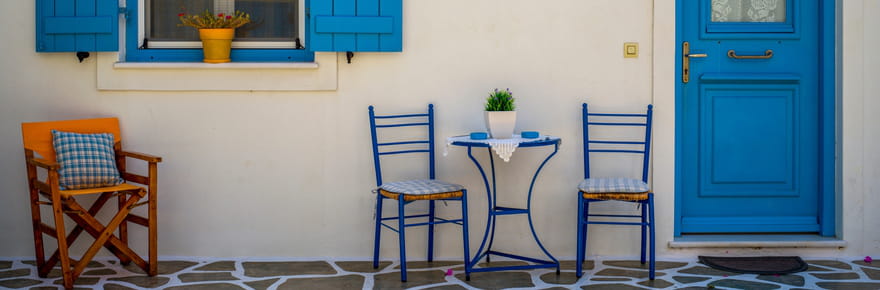 Tom Hanks y a achet&eacute; sa maison de vacances&nbsp;: cette &icirc;le pr&egrave;s de Santorin est encore secr&egrave;te