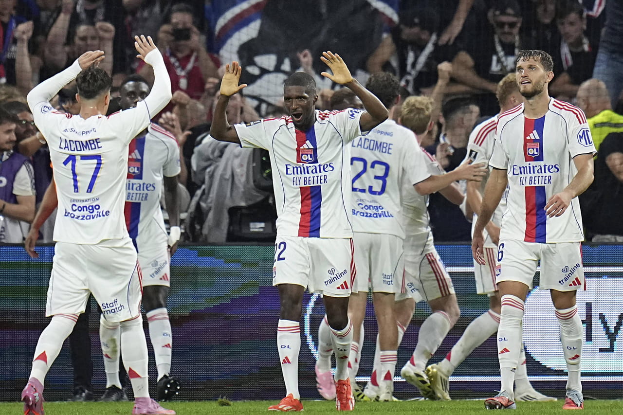Ligue 1 2025-2026 : Lyon colle le PSG, résultats et classement