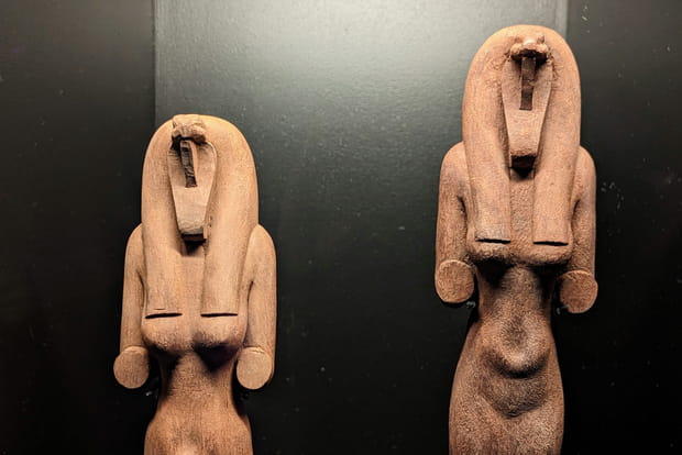 Statues d'une déesse à tête de cobra