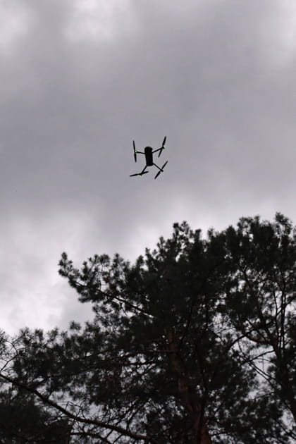 Petits mais destructeurs, ces drones r&eacute;volutionnent la guerre en Ukraine&nbsp;: l'autonomie, la cl&eacute; pour frapper