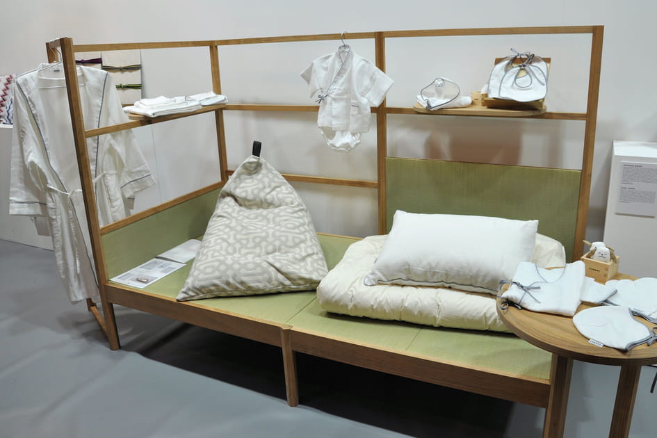 Un lit futon avec table et penderie