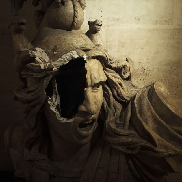 Une sculpture de l'Arc de Triomphe d&eacute;truite