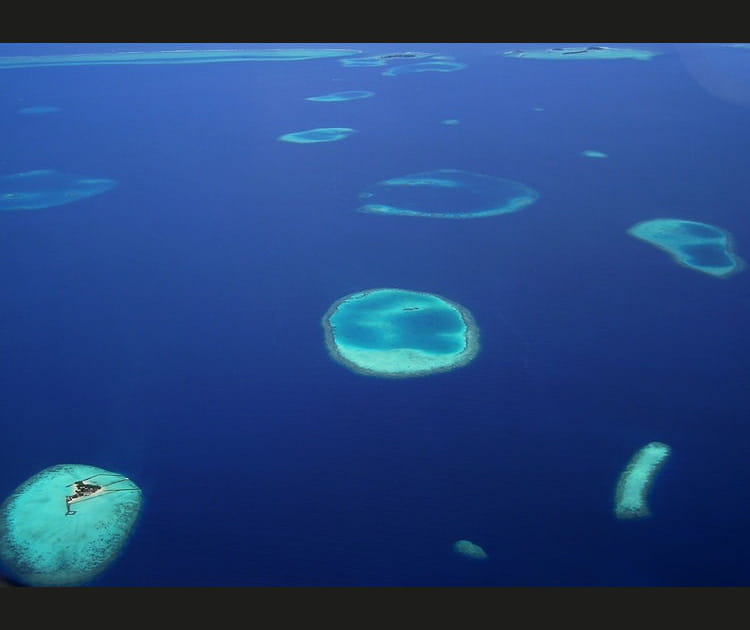 Un r&ecirc;ve bleu en survolant les Maldives