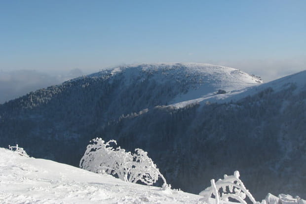 Une vue sur le Jura et les Alpes
