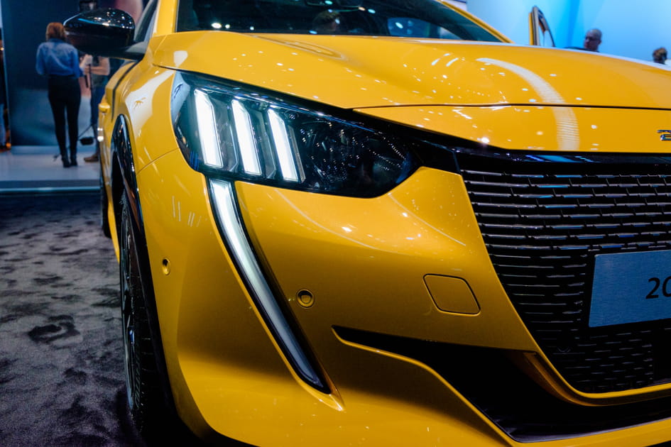 Zoom sur les optiques LED &agrave; l'avant de la nouvelle 208.