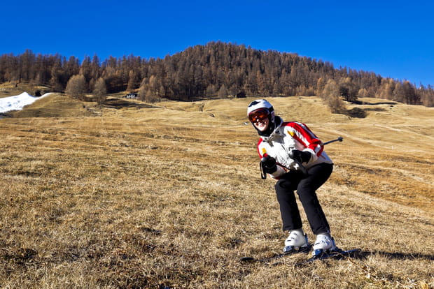 Skier sur l'herbe