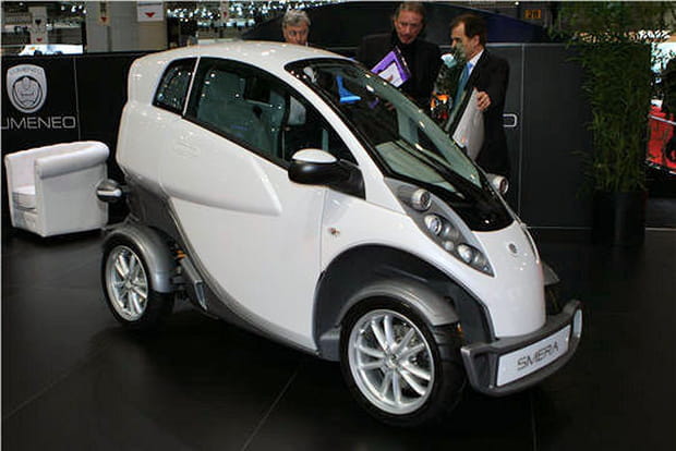 A mi chemin entre un deux roues et une voiture